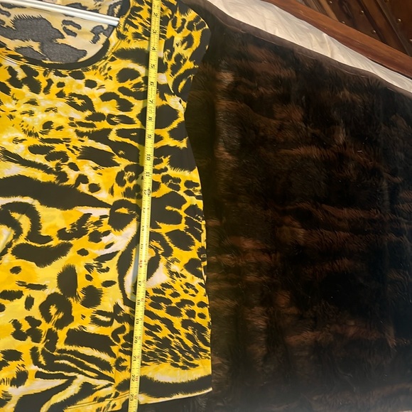 Peter Nygard Top. Excellent Condition in a Soft Silky 92% Polyester8% Spandex. - Picture 6 of 7